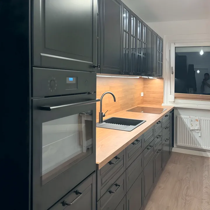 Hochschrank mit Backofen in derselben Küche.
