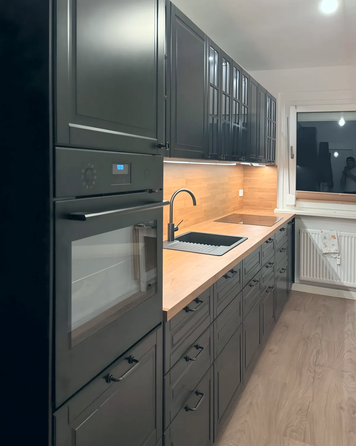 Hochschrank mit Backofen in der Küche in Anthrazit.